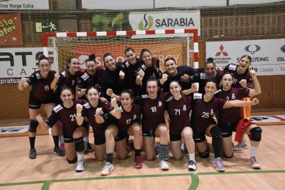 Les jugadores del Lleida Handbol celebren la victòria després del partit.