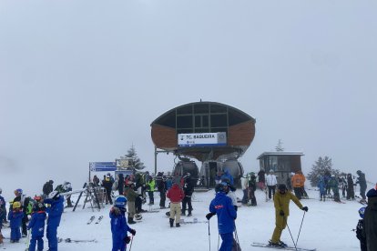 Esquiadors ahir a Baqueira Beret, l’única estació oberta.