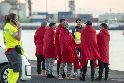 Un grup de migrants rescatats d’un cayuco que es dirigia a les Canàries.