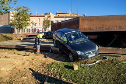 El vehicle va haver de ser retirat per una grua.