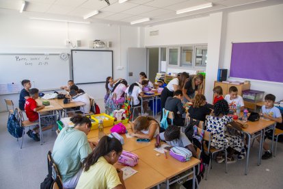 Alumnes a classe el primer dia de l’actual curs en una escola de la capital.