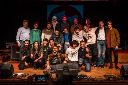 Fotografia de grup de les bandes que van concursar a la final de dissabte a l’Espai Orfeó de Lleida.