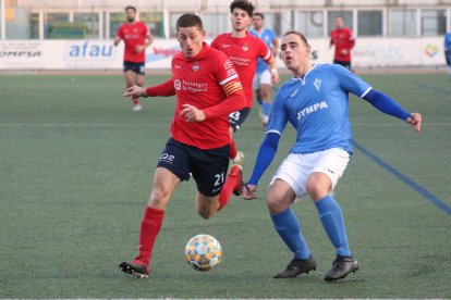 Isaac, capità del Balaguer, pugna la possessió de l’esfèric davant un rival.