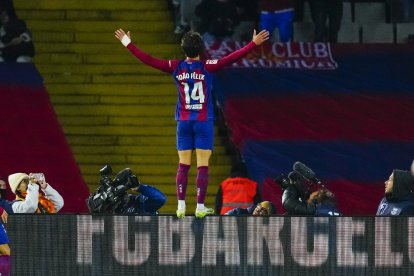 El portuguès Joao Félix va amargar la vida a l’Atlètic amb un gol de gran classe que va celebrar pujant a sobre de la publicitat mentre l’afició aclamava el seu nom.