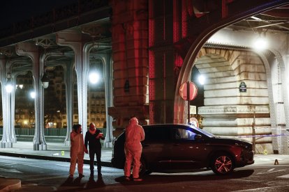 La Policia francesa, dissabte al lloc de l’atac a París.