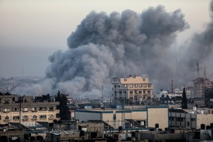 Les forces israelianes van bombardejar ahir la ciutat de Rafah, al sud de la Franja.