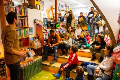 Una de les activitats per a nens organitzades a El Genet Blau.