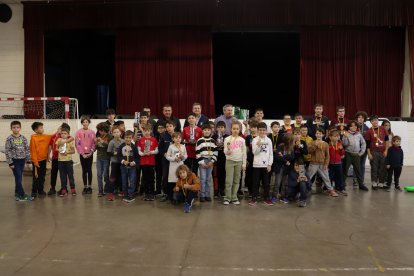 Foto de família de bona part dels nens i nenes que van prendre part en aquesta tercera jornada del circuit escolar.