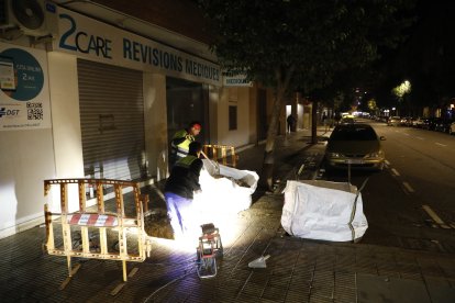 Operaris d’Aigües de Lleida treballant ahir a la nit al lloc.