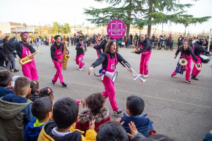 La xaranga Bsumeta va animar ahir la festa al pati de l’escola Francesc Feliu d’Aitona.