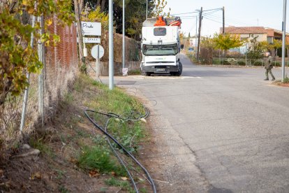 Imatge de cables a terra i del camió –al fons– que s’hi va enganxar.