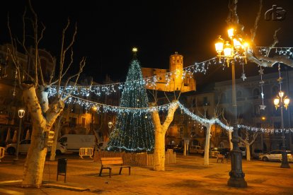 L’arbre de Nadal de Balaguer es troba a la plaça Mercadal, és artificial i fa vuit metres.