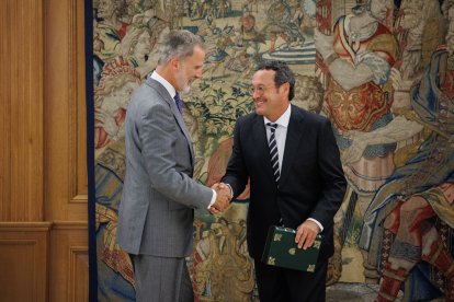 Álvaro García Ortiz, amb el rei en una foto d’arxiu.