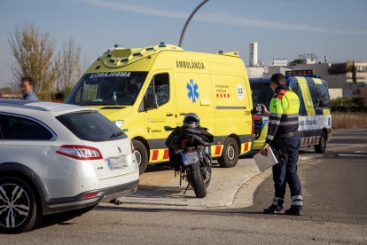 Un dels vehicles implicats ahir en una col·lisió a la carretera N-240 a Lleida.