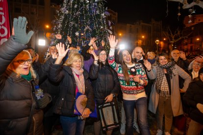 La plaça Mercadal es va omplir de gent per defensar la decoració.