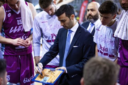 Gerard Encuentra dona instruccions als seus jugadors durant el partit contra l’Ourense.