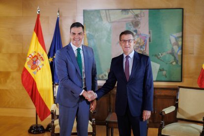 Pedro Sánchez i Alberto Núñez Feijóo, reunits abans del debat d’investidura del líder socialista.