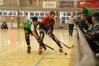 Miquel Serret pugna amb un rival en una acció del partit d’ahir.