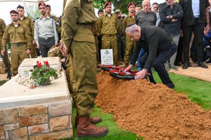 El primer ministre israelià, Benjamin Netanyahu, assisteix al funeral d’un soldat mort a Gaza.