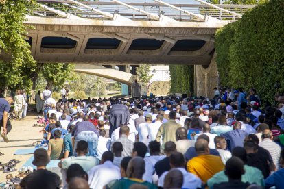 Imatge d’arxiu d’una pregària de la comunitat musulmana Ibn Hazm a la canalització després de quedar-se sense espai als Camps Elisis.