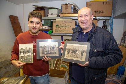 Jové mostra un quadre dibuixat per un jugador aleví la temporada 1983-84.