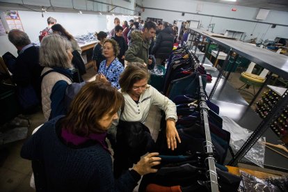 Visitants comprant jerseis a la cooperativa tèxtil de l’Espluga Calba.