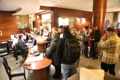 Sort. Alguns dels clients que van arribar ahir a l’Hotel Pessets de la capital del Pallars Sobirà.