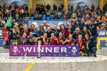 Les jugadores de la selecció espanyola i l’staff tècnic, amb la copa de campiones d’Europa.