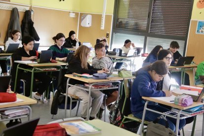 Alumnes amb ordinadors en una aula d’un centre educatiu.