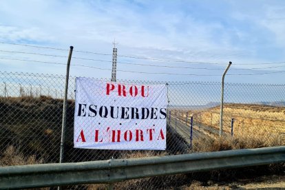 Cartells denunciant l’aparició d’esquerdes en cases de l’Horta.