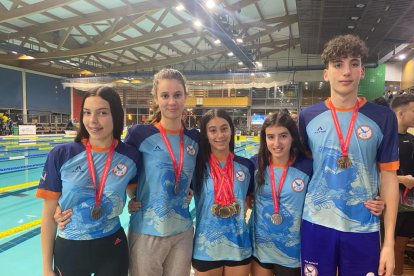 Foto dels nadadors del CN Tàrrega lluint les vuit medalles aconseguides en aquests campionats.