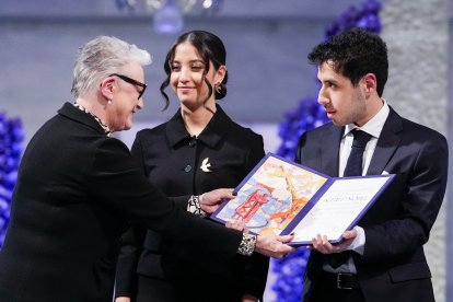 Kiana i Ali Rahmani, els fills bessons de la premiada, rebent el premi.