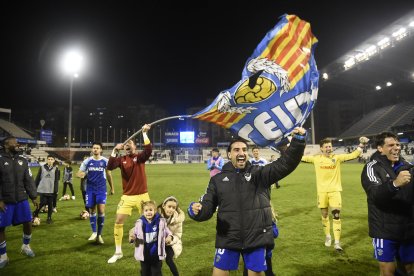 Chuli, en primer pla, lidera la celebració dels jugadors.