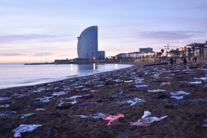 Peces de roba a la Barceloneta en record de les víctimes.