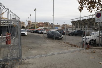 Una de les dos portes d’accés al nou pàrquing de l’Ekke on falta col·locar una barrera.