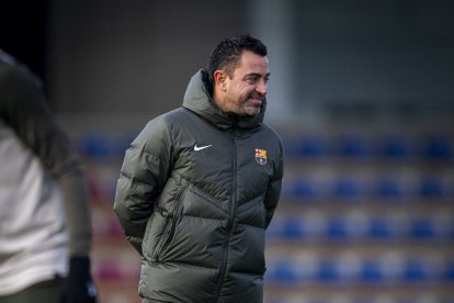 Xavi Hernández dirigint un entrenament.