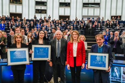 Les guardonades amb el Premi Sàkharov, amb Borrell i Metsola.