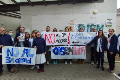 Personal de gestió del CAP de Balàfia-Pardinyes-Secà es va concentrar dimarts a les portes del centre.