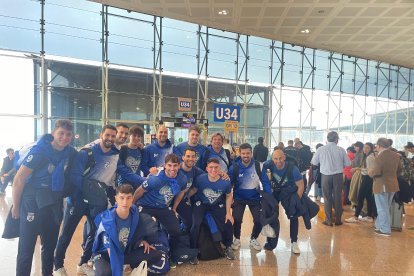 L’expedició llistada, minuts abans d’agafar el vol des de l’aeroport del Prat.