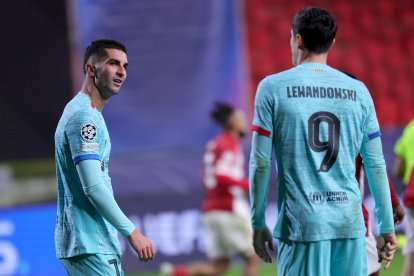 Ferran conversa amb Lewandowski en un moment del partit.