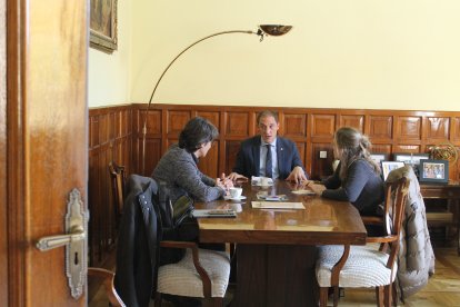 Un moment de la reunió entre Crespín, Simón i Baró.