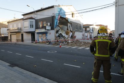 Els Bombers van tallar preventivament el carrer després de l’ensorrament, que es va produir a les 15.21 hores.