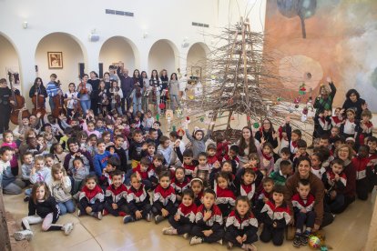 Agramunt 'obre' les festes amb l'arbre de Nadal de l'Espai Guinovart