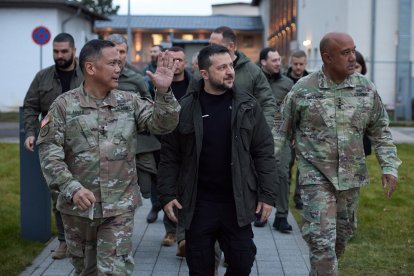 Volodímir Zelenski va visitar ahir la base militar dels EUA a la ciutat alemanya de Wiesbaden.