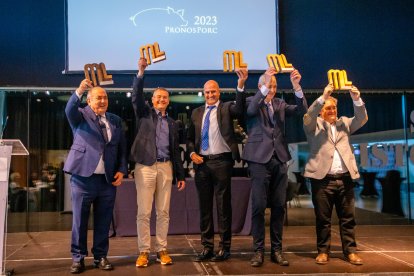 Els guanyadors mostren orgullosos els premis en l’acte organitzat per Mercolleida a la Llotja.