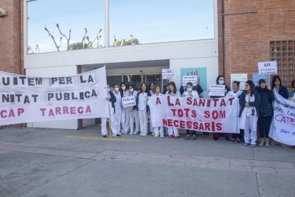 Concentració diària a Tàrrega. Infermeres i altres professionals del CAP de la capital de l’Urgell es concentren diàriament a les 12.00 hores durant deu minuts a les portes del centre, on llegeixen un manifest.