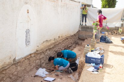 Intervenció arqueològica l’estiu passat a la fossa del cementiri de Bovera.