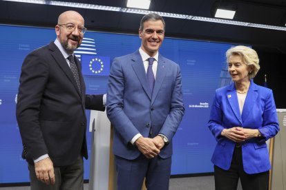 Pedro Sánchez acompanyat per Charles Michel i Ursula von der Leyen a Brussel·les ahir.