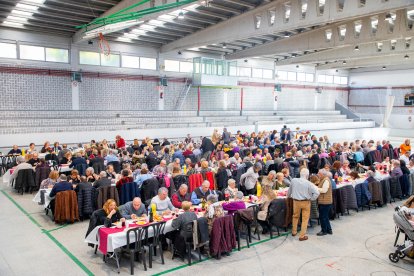 Més de 400 comensals al dinar solidari a la Bordeta