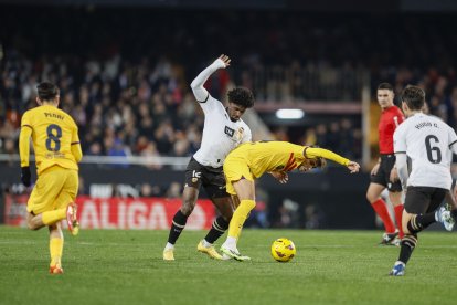 Joao Félix, que va tornar a marcar, en una acció del partit d’ahir davant del seu compatriota Thierry Correia, jugador del València.